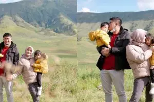 Momen 7 seleb liburan bareng anak di Bromo, BCL & Noah praktik memasak