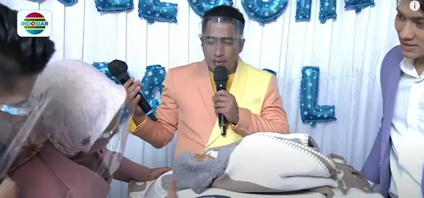 Momen Lesty Kejora & Rizky Billar umumkan nama buah hati © YouTube Momen Lesty Kejora & Rizky Billar umumkan nama buah hati © YouTube