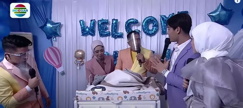 Momen Lesty Kejora & Rizky Billar umumkan nama buah hati © YouTube Momen Lesty Kejora & Rizky Billar umumkan nama buah hati © YouTube