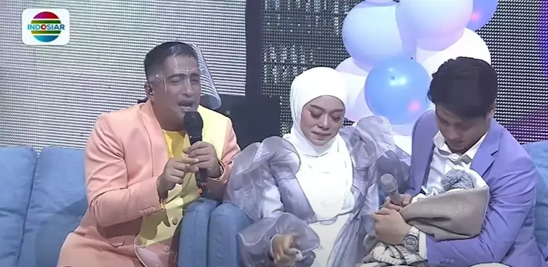 Momen Lesty Kejora & Rizky Billar umumkan nama buah hati © YouTube Momen Lesty Kejora & Rizky Billar umumkan nama buah hati © YouTube