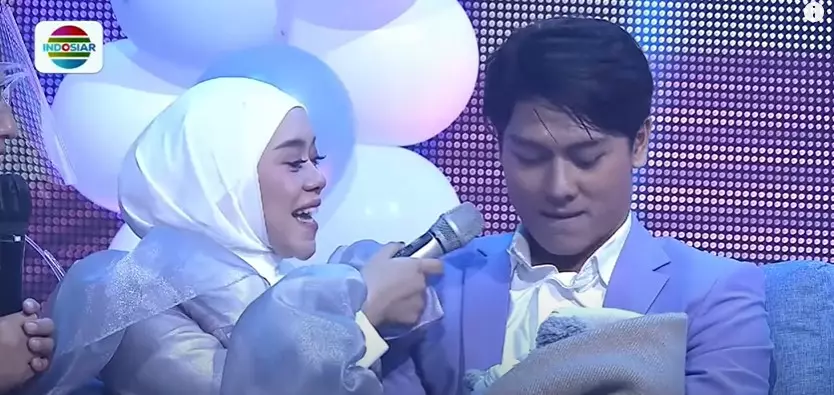 Momen Lesty Kejora & Rizky Billar umumkan nama buah hati © YouTube Momen Lesty Kejora & Rizky Billar umumkan nama buah hati © YouTube