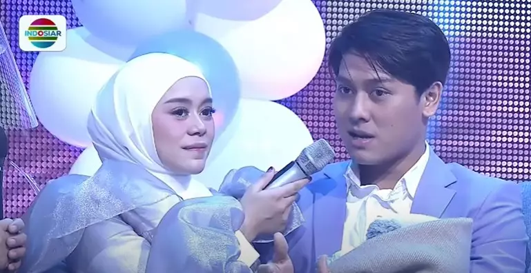 Momen Lesty Kejora & Rizky Billar umumkan nama buah hati © YouTube Momen Lesty Kejora & Rizky Billar umumkan nama buah hati © YouTube
