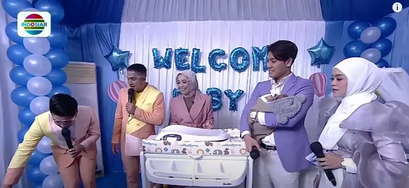 Momen reuni jebolan D'Academy saat Lesty Kejora umumkan nama anak © YouTube