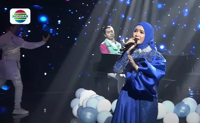 Momen reuni jebolan D'Academy saat Lesty Kejora umumkan nama anak © YouTube