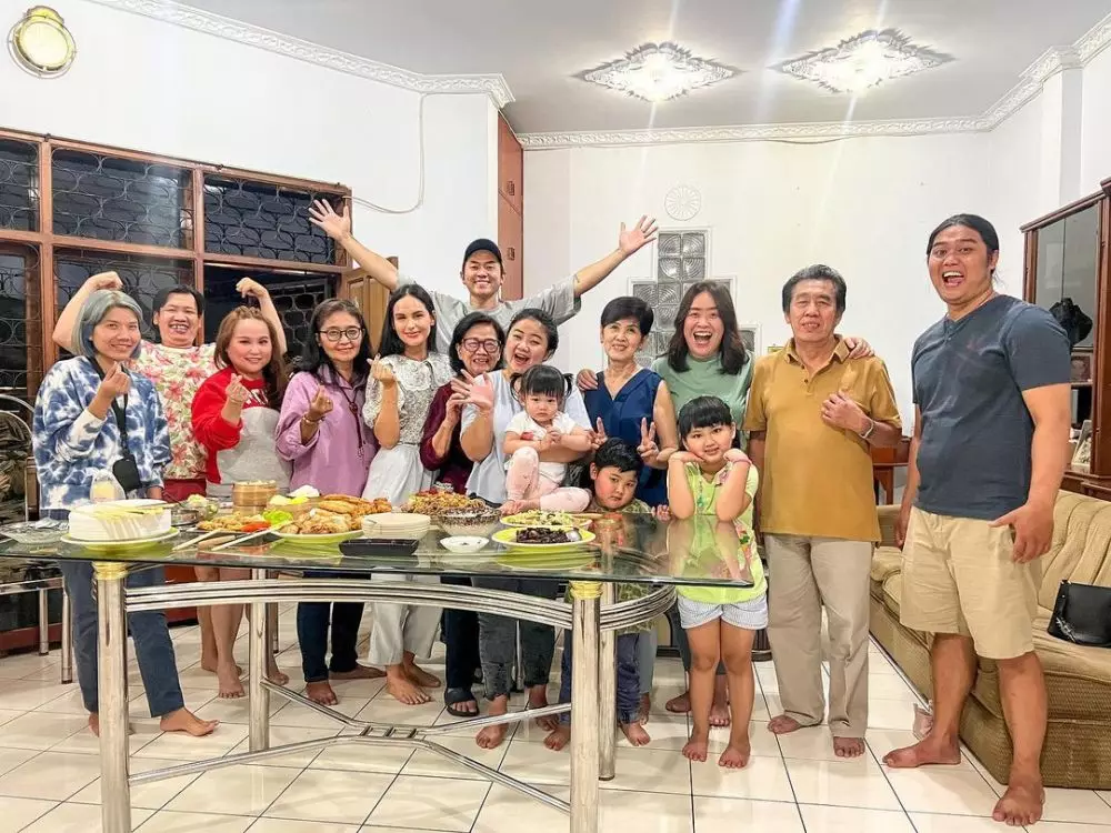 Sabina Paz dekat keluarga Rafael Tan © 2022 berbagai sumber