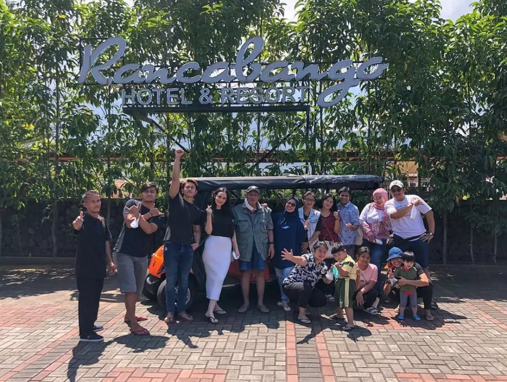 Sabina Paz dekat keluarga Rafael Tan © 2022 berbagai sumber