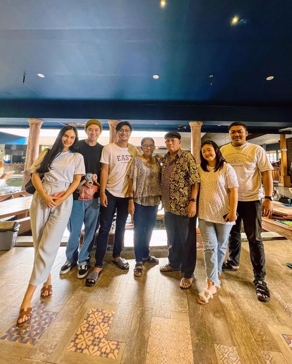 Sabina Paz dekat keluarga Rafael Tan © 2022 berbagai sumber