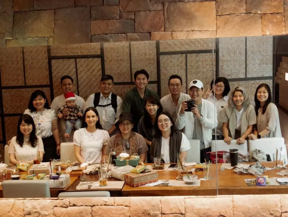 Sabina Paz dekat keluarga Rafael Tan © 2022 berbagai sumber