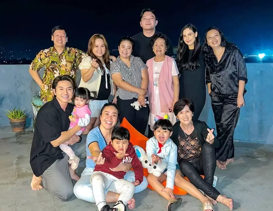 Sabina Paz dekat keluarga Rafael Tan © 2022 berbagai sumber