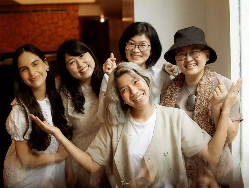 Sabina Paz dekat keluarga Rafael Tan © 2022 berbagai sumber