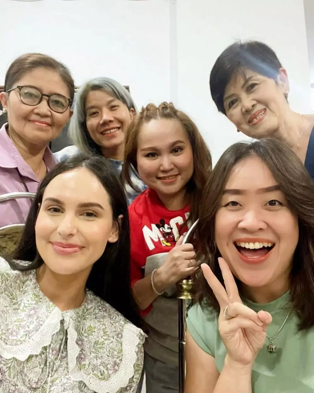 Sabina Paz dekat keluarga Rafael Tan © 2022 berbagai sumber