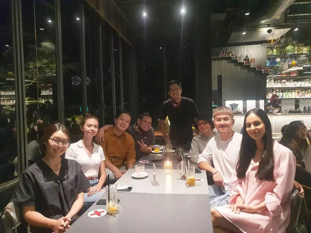 Sabina Paz dekat keluarga Rafael Tan © 2022 berbagai sumber