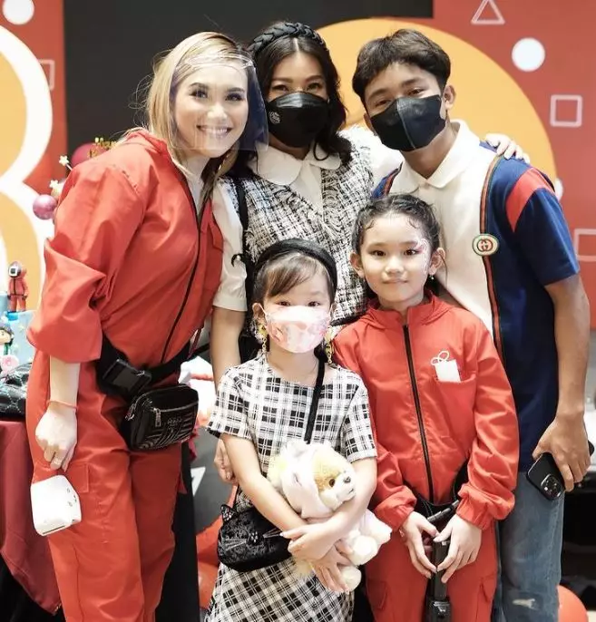 Momen ulang tahun anak Ayu Ting Ting © berbagai sumber