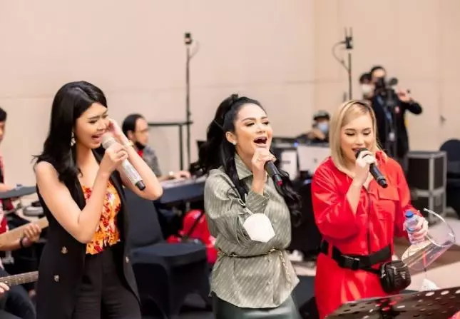 Momen ulang tahun anak Ayu Ting Ting © berbagai sumber