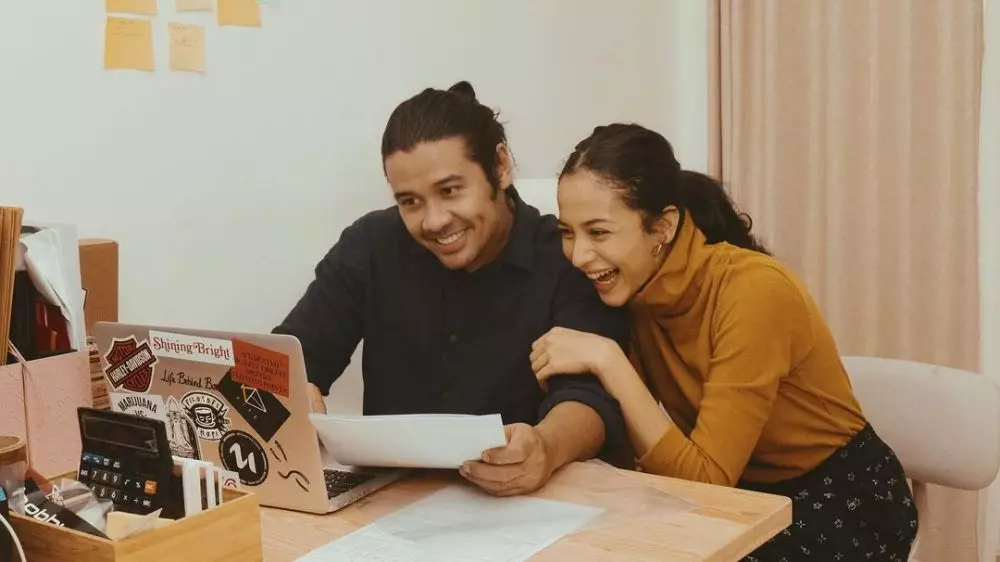 Pemain 123 bareng pasangan asli © 2022 brilio.net Pemain 123 bareng pasangan asli © 2022 brilio.net