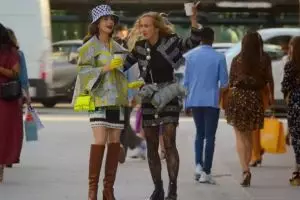 Tabrak warna, intip 9 gaya fashion Lily Collins di Emily in Paris 2