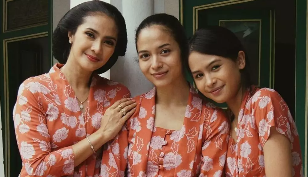 Putri Marino kebaya © Instagram