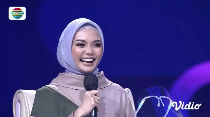 Aksi kocak Rina Nose-Gilang Dirga © berbagai sumber Aksi kocak Rina Nose-Gilang Dirga © berbagai sumber