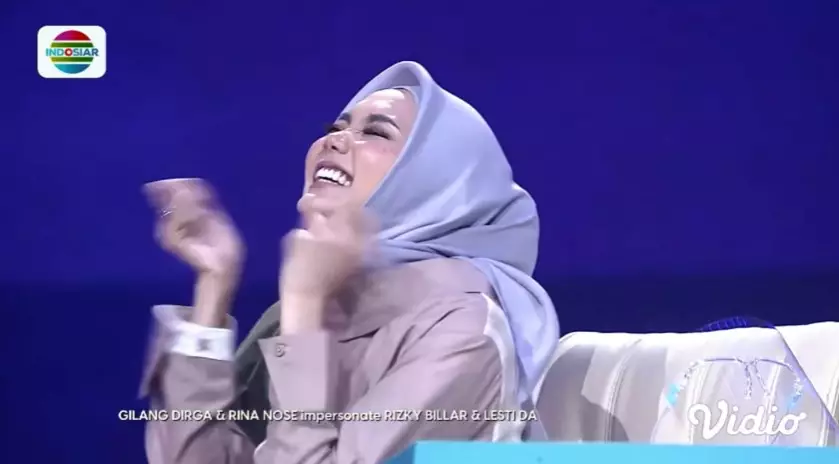 Aksi kocak Rina Nose-Gilang Dirga © berbagai sumber Aksi kocak Rina Nose-Gilang Dirga © berbagai sumber