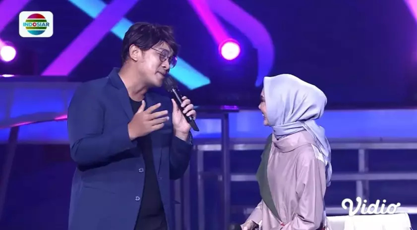 Aksi kocak Rina Nose-Gilang Dirga © berbagai sumber Aksi kocak Rina Nose-Gilang Dirga © berbagai sumber