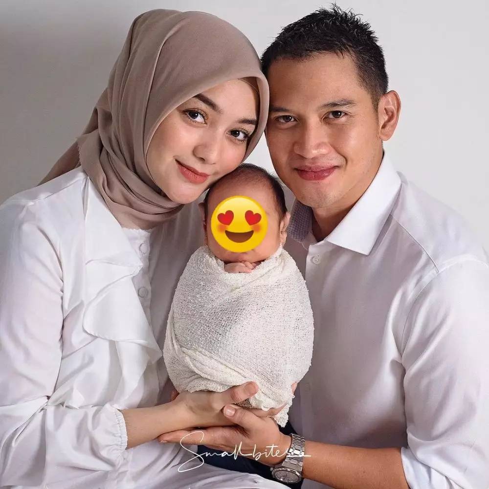 Pemotretan seleb bareng anak pertama © berbagai sumber Pemotretan seleb bareng anak pertama © berbagai sumber