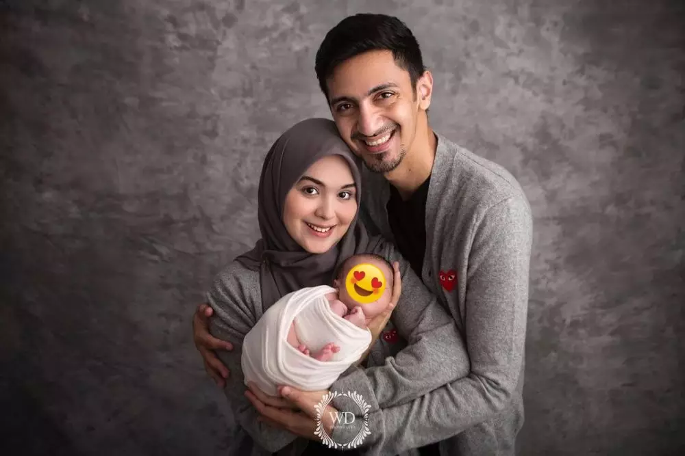 Pemotretan seleb bareng anak pertama © berbagai sumber Pemotretan seleb bareng anak pertama © berbagai sumber