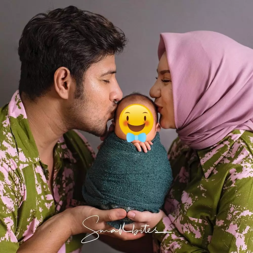 Pemotretan seleb bareng anak pertama © berbagai sumber Pemotretan seleb bareng anak pertama © berbagai sumber