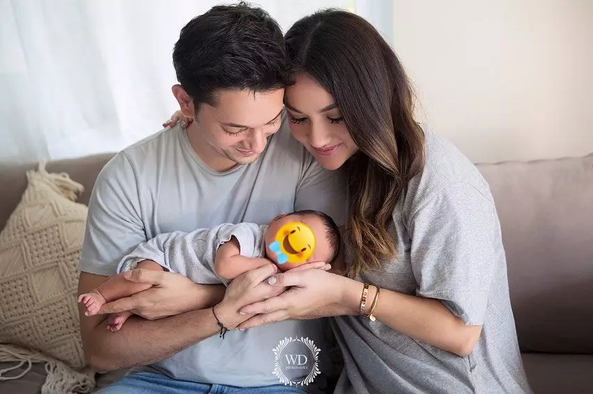 Pemotretan seleb bareng anak pertama © berbagai sumber Pemotretan seleb bareng anak pertama © berbagai sumber