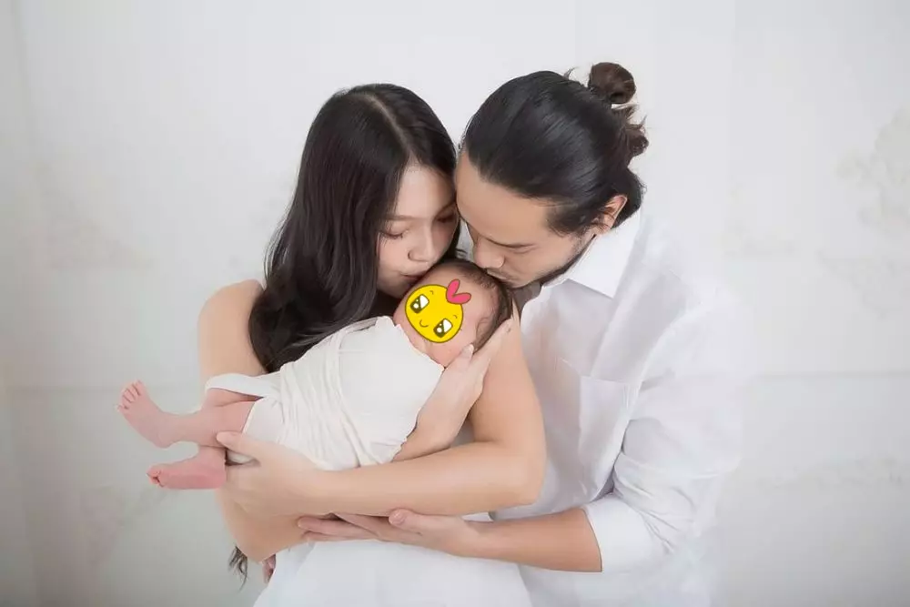 Pemotretan seleb bareng anak pertama © berbagai sumber Pemotretan seleb bareng anak pertama © berbagai sumber