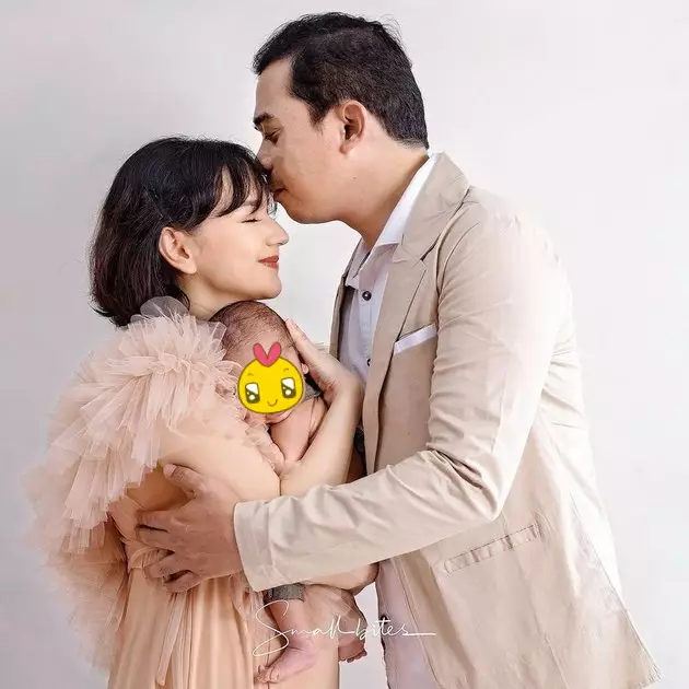 Pemotretan seleb bareng anak pertama © berbagai sumber Pemotretan seleb bareng anak pertama © berbagai sumber