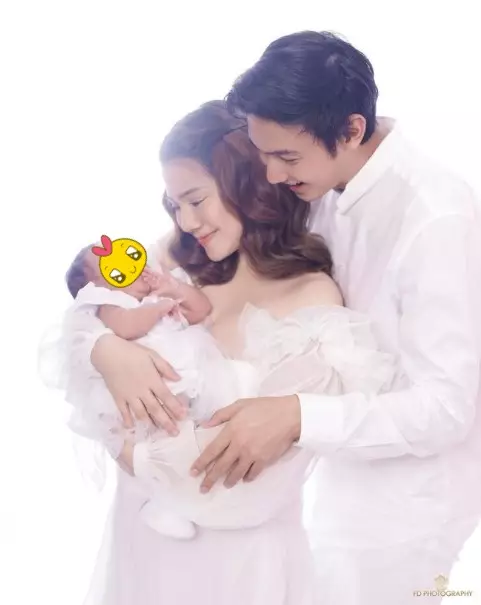 Pemotretan seleb bareng anak pertama © berbagai sumber Pemotretan seleb bareng anak pertama © berbagai sumber