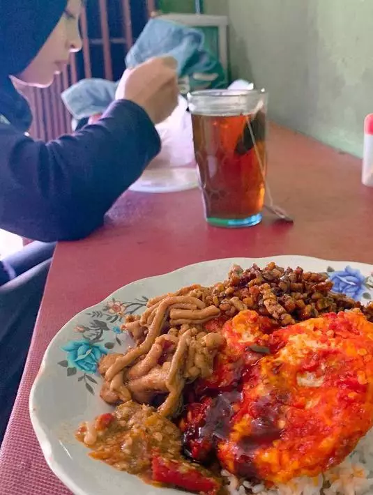 gaya seleb makan di warteg © berbagai sumber