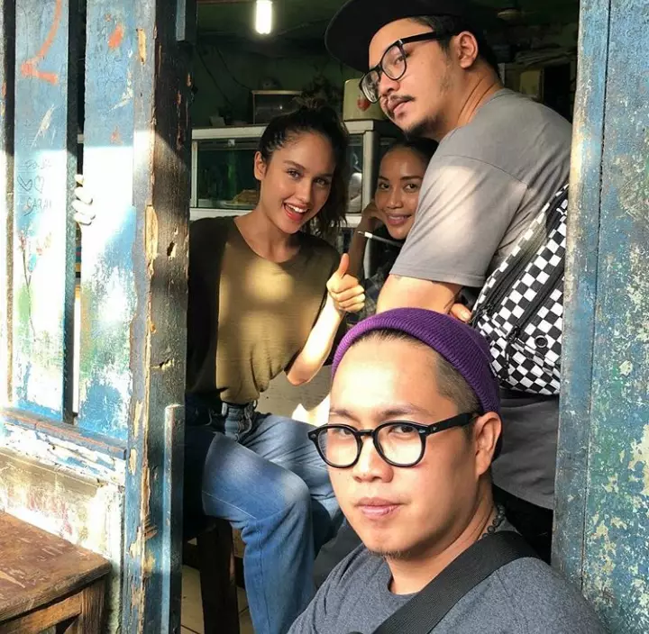 gaya seleb makan di warteg © berbagai sumber