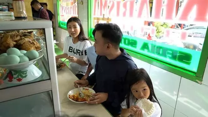 gaya seleb makan di warteg © berbagai sumber