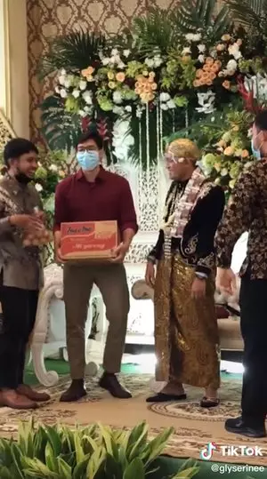 benda dibawa pas nikahan nyeleneh banget © 1cak.com