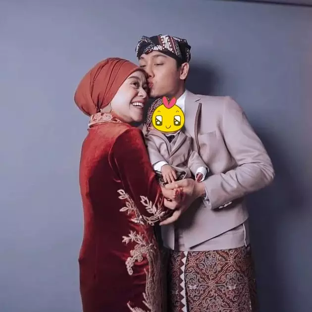 Gaya pemotretan terbaru Lesty Kejora dan Rizky Billar © berbagai sumber