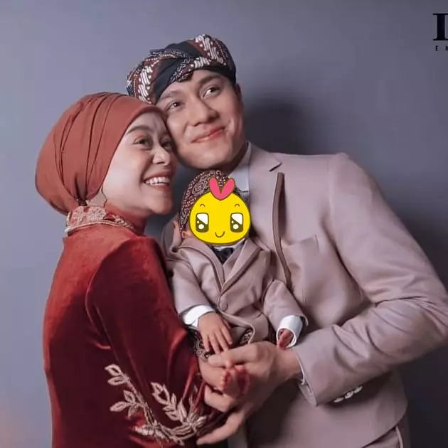 Gaya pemotretan terbaru Lesty Kejora dan Rizky Billar © berbagai sumber