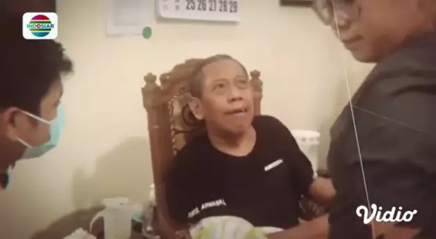 Potret terbaru Tukul Arwana usai operasi pendarahan otak © YouTube