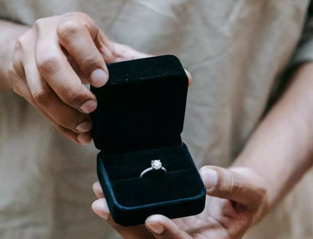 Arti mimpi diberi cincin © 2022 brilio.net