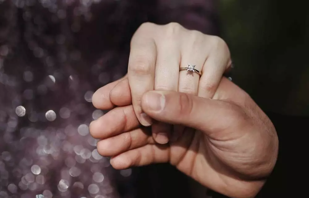 Arti mimpi diberi cincin © 2022 brilio.net