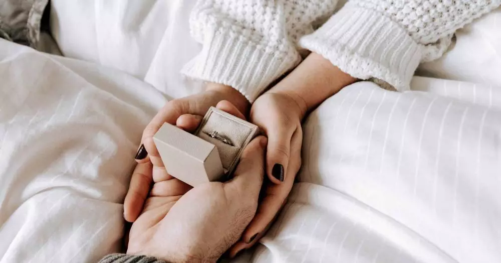 Arti mimpi diberi cincin © 2022 brilio.net