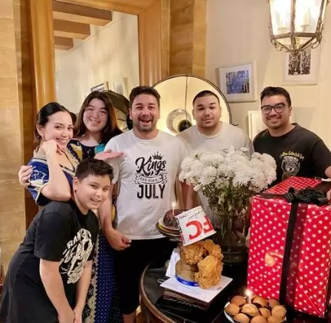 Momen ulang tahun raja sinetron era 90-an © berbagai sumber Momen ulang tahun raja sinetron era 90-an © berbagai sumber