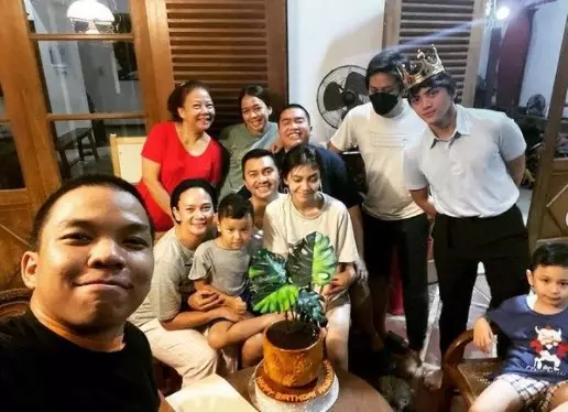 Momen ulang tahun raja sinetron era 90-an © berbagai sumber Momen ulang tahun raja sinetron era 90-an © berbagai sumber