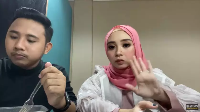 Momen Ega Rafly DA sapa fans di sela manggung © YouTube