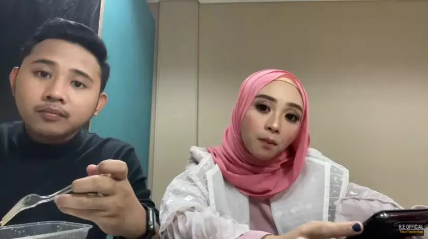 Momen Ega Rafly DA sapa fans di sela manggung © YouTube