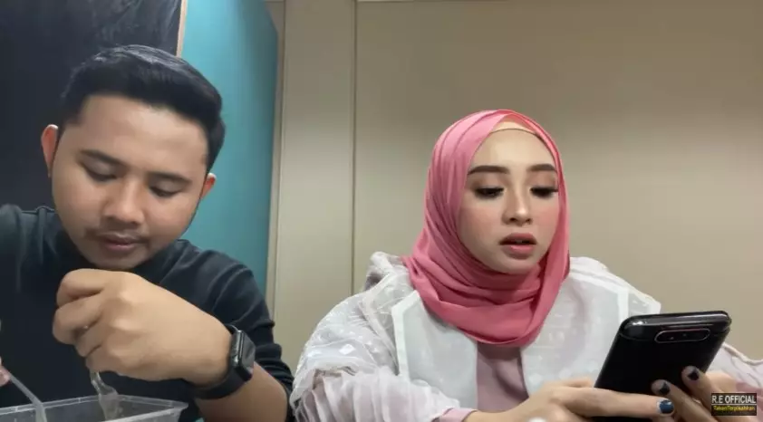 Momen Ega Rafly DA sapa fans di sela manggung © YouTube