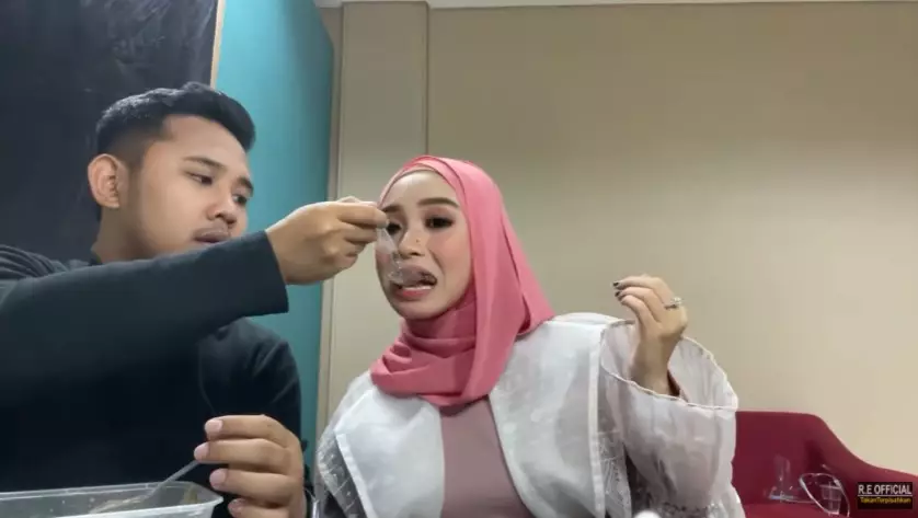 Momen Ega Rafly DA sapa fans di sela manggung © YouTube