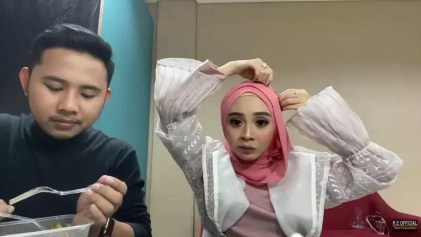 Momen Ega Rafly DA sapa fans di sela manggung © YouTube