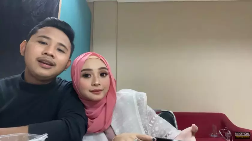 Momen Ega Rafly DA sapa fans di sela manggung © YouTube