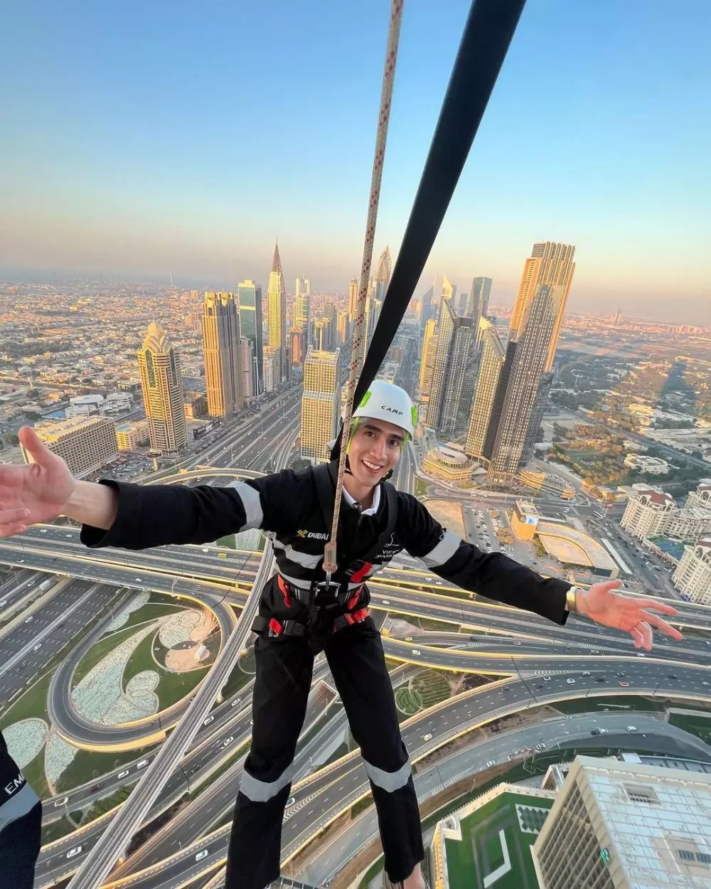 Takut ketinggian, ini 5 momen Verrell Bramasta naik Sky View di Dubai berbagai sumber Takut ketinggian, ini 5 momen Verrell Bramasta naik Sky View di Dubai berbagai sumber